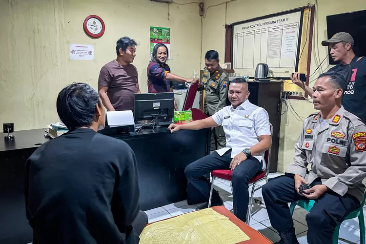 Wakil Wali Kota Bogor, Jenal Mutaqin saat berbincang dengan Dani, pengamen viral yang membentak sopir angkot di Kota Bogor.  (Humas Pemkot Bogor)