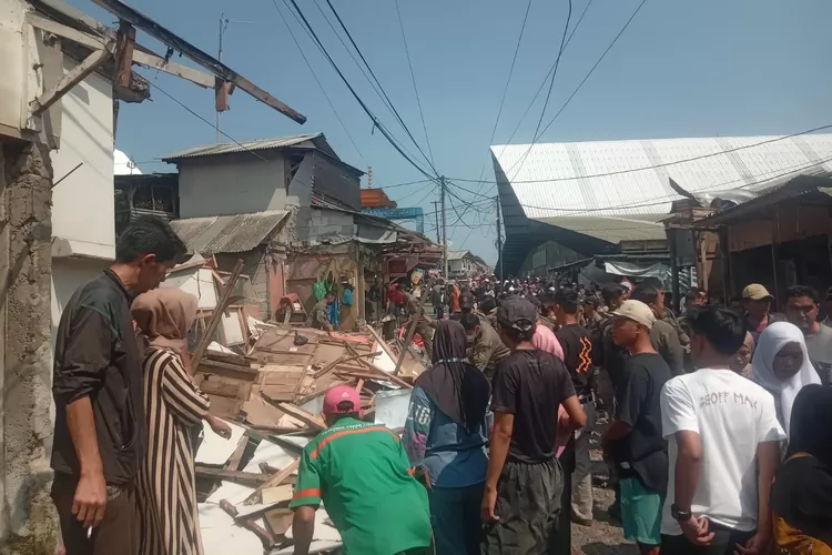 Satpol PP melakukan penertiban PKL di Pasar Cisarua Puncak Bogor, Kamis, 24 Juli 2025. (Rizal)