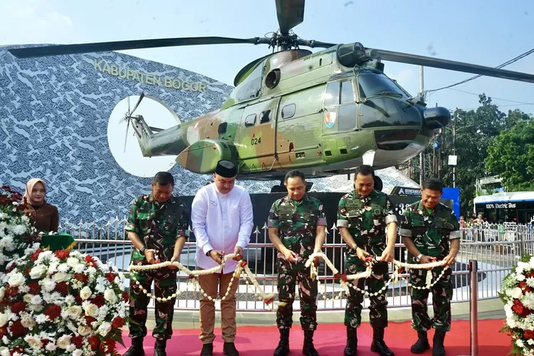 Tugu Helikopter Puma S.A 330 The City of Choppers di Simpang Pakansari, Cibinong, Kabupaten Bogor, Jumat, 25 Juli 2025. (Arifin - Metropolitan)