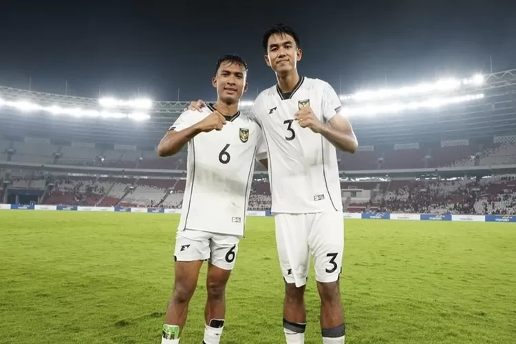 Duel lini tengah Timnas Indonesia dan Thailand antara Robi Darwis vs Seksan Ratree di semifinal Piala AFF U-23 2025. (Instagram : robi_darwis24)