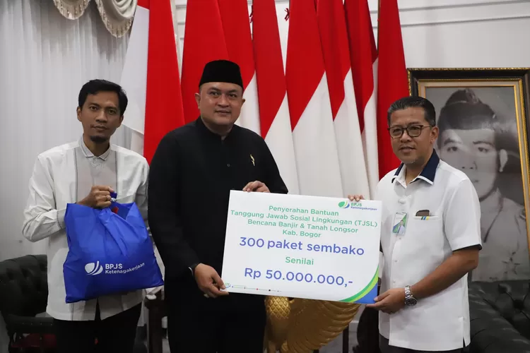 Bupati Bogor Rudy saat menerima bantuan secara simbolis dari Kepala BPJS Ketenagakerjaan Cabang Bogor Dian Agung Senoaji di Pendopo Bupati Bogor, Cibinong, Kamis, 24 Juli 2025. (Diskominfo)