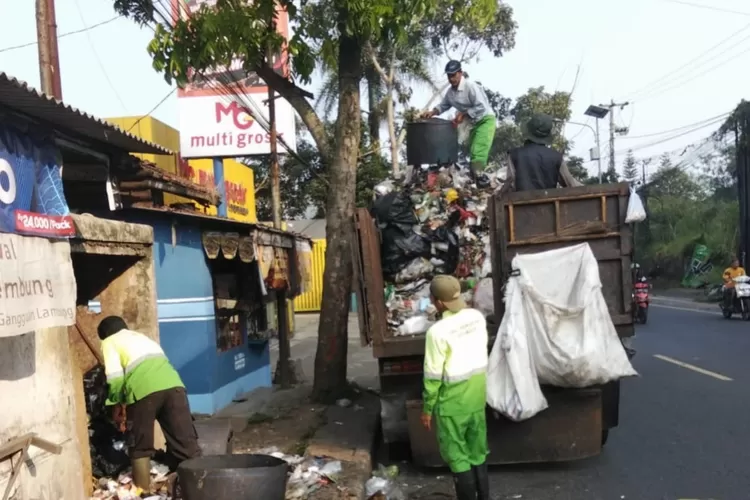 Ilustrasi. Petugas saat mengangkut sampah di Kota Sukabumi (Ist)