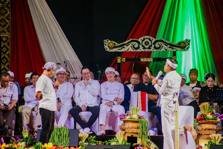 Gubernur Jabar Dedi Mulyadi saat kegiatan Abdi Nagri Nganjang Ka Warga edisi ke-16 di Lapangan Softball GOR Pajajaran, Kota Bogor, Jumat, 25 Juli 2025 malam. (Humas Pemkot Bogor)
