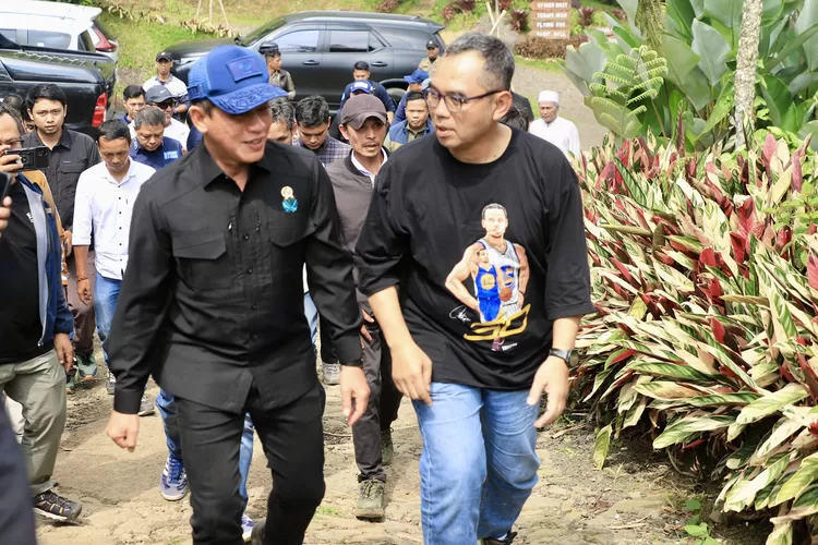 Menteri LH Hanif Faisol bersama Sekda Kabupaten Bogor Ajat Rochmat Jatnika saat meninjau pembongkaran bangunan melanggar aturan di Puncak Bogor, Minggu, 27 Juli 2025. (Diskominfo)