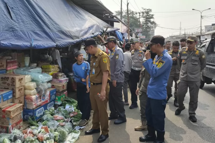 Penertiban PKL di sekitar Pasar Parung, Kabupaten Bogor, Senin, 28 Juli 2025. (Mulya Diva)