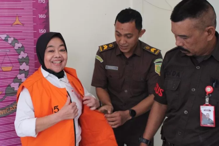 Mantan Kepala Desa Cikujang, Gunungguruh, Kabupaten Sukabumi, HM, resmi ditahan Kejari Sukabumi, Senin, 28 Juli 2025. (Ist)