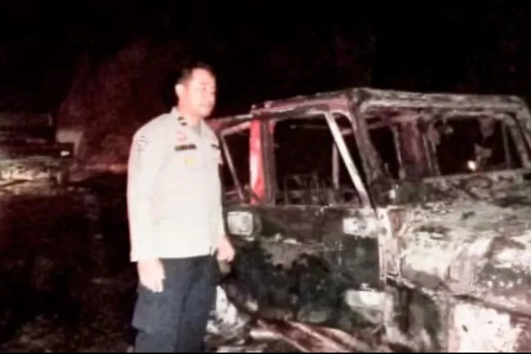 Mobil Jeep terbakar di Jalan Raya Cimahpar, Desa Sukamukti, Kecamatan Waluran, Kabupaten Sukabumi, Minggu, 27 Juli 2025. (Ist)