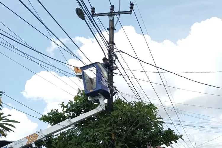 Dishub Kabupaten Bogor saat melakukan perawatan PJU di Jalan Raya Bogor - Jakarta, Senin, 28 Juli 2025. (Diskominfo)