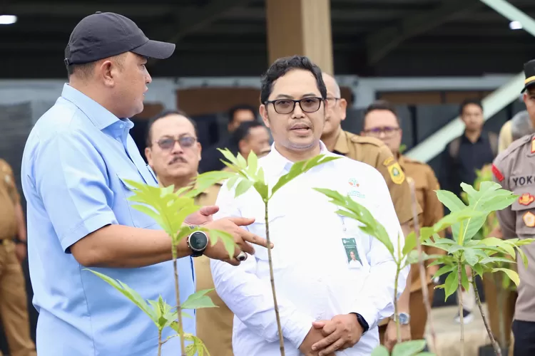 Bupati Bogor Rudy Susmanto (kiri) saat mengunjungi&nbsp;Balai Persemaian Modern Rumpin di Kecamatan Rumpin, Kabupaten Bogor, Senin, 28 Juli 2025. (Diskominfo)