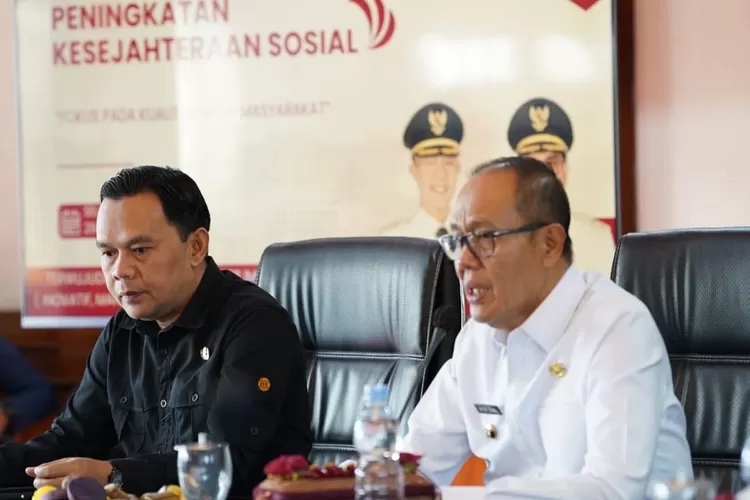Wali Kota Sukabumi Ayep Saki saat mengikuti Sosialisasi Peningkatan Kesejahteraan Sosial di Ruang Opproom Setda, Selasa, 29 Juli 2025. (Ist)