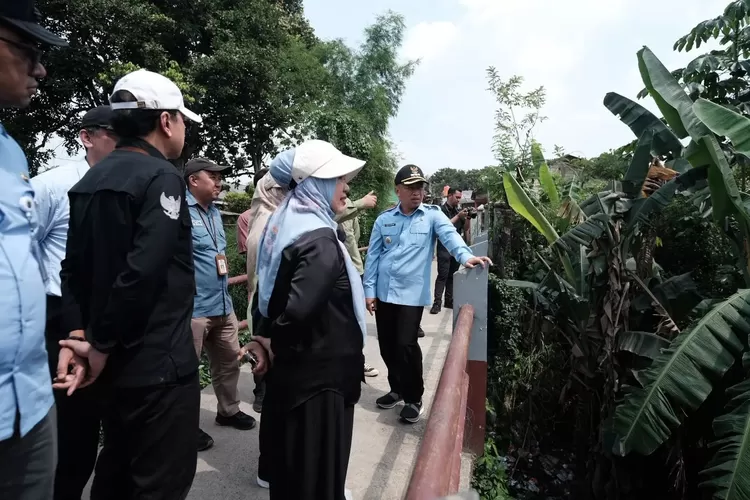 Wali Kota Depok Supian Suri meninjau progres rekonstruksi Jalan Cipayung-Pitara. 