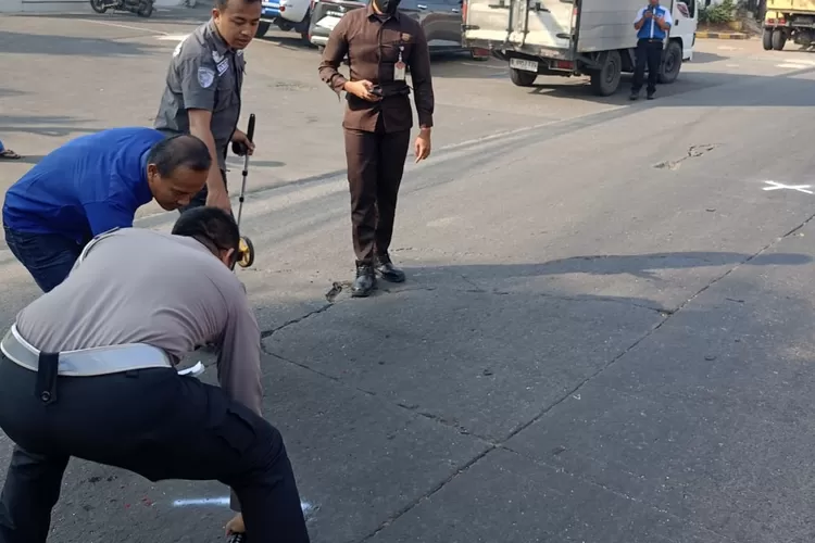 Olah TKP Kecelakaan beruntun terjadi di Jalan Raya Narogong, Cileungsi, Kabupaten Bogor. (Polres Bogor)