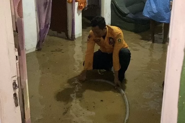 Petugas BPBD saat melakukan penyedotan banjir di rumah warga di Kampung Baru Desa Bantarsari, Kecamatan Rancabungur, Kabupaten Bogor, Selasa, 29 Juli 2025 malam. (BPBD Kabupaten Bogor)