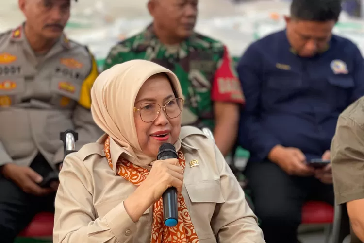 Anggota Komisi IV DPR RI, Endang Setyawati Thohari memberikan sambutan dalam kegiatan penyaluran bantuan pangan di Kebon Pedes, Kota Bogor. 