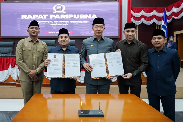 Foto bersama dalam rapat paripurna penetapan RPJMD Kota Bogor 2025-2029 menjadi Perda.  (Taufik Metropolitan)