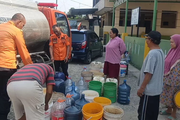 BPBD Kabupaten Bogor menyalurkan air bersih untuk warga terdampak kekeringan di Jonggol, Kabupaten Bogor, Rabu, 30 Juli 2025. (BPBD Kabupaten Bogor)