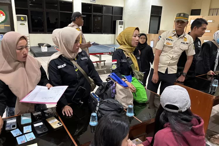 Satpol PP Kabupaten Bogor melakukan pendataan kepada sejumlah orang yang diamankan dari tempat karaoke di Cibinong. (Satpol PP)