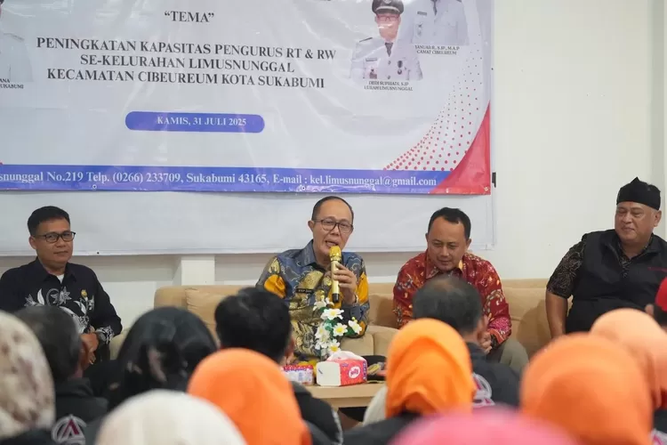 Wali Kota Sukabumi Ayep Zaki saat Pembinaan, Pemberdayaan, dan Peningkatan Kapasitas Pengurus RT dan RW di Kelurahan Limusnunggal, Kecamatan Cibeureum, Kamis, 31 Juli 2025. (Ist)