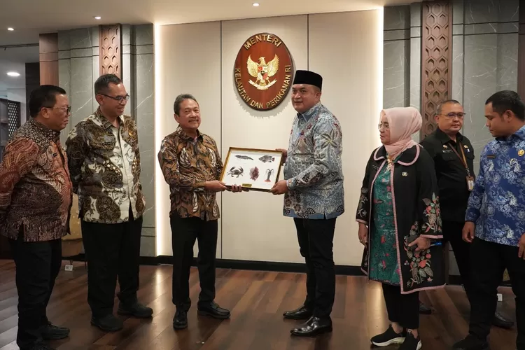 Bupati Bogor Rudy Susmanto saat bertemu Menteri KKP Sakti Wahyu Trenggono di Kantor Kementerian Kelautan dan Perikanan, Jakarta, Kamis, 31 Juli 2025. (Diskominfo)