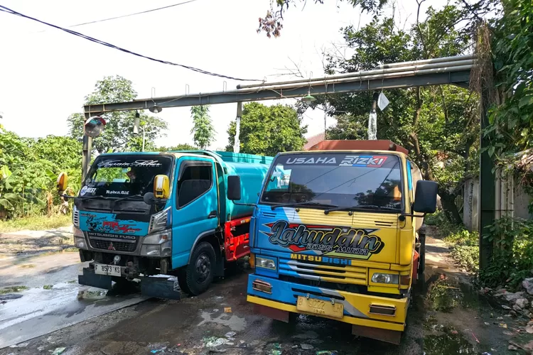 Aktifitas pemanfaatan air tanah di wilayah Tapos, Kota Depok.  (Agus Metropolitan)