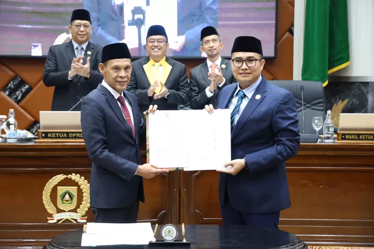 Wakil Bupati Bogor Jaro Ade dan Ketua DPRD Kabupaten Bogor Sastra Winara saat rapat paripurna, Kamis, 31 Juli 2025. (Ist)