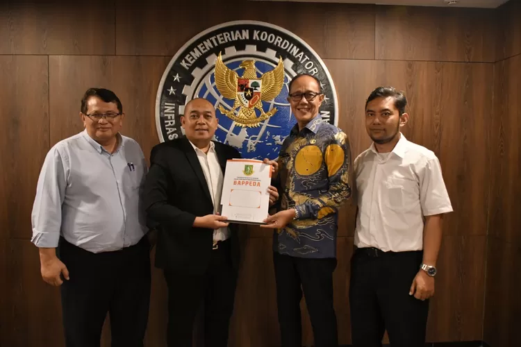 Wali Kota Sukabumi Ayep Zaki saat bertemu Staf Khusus Menko Infrastruktur, Agus Jovan Latuconsina di Jakarta. (Ist)