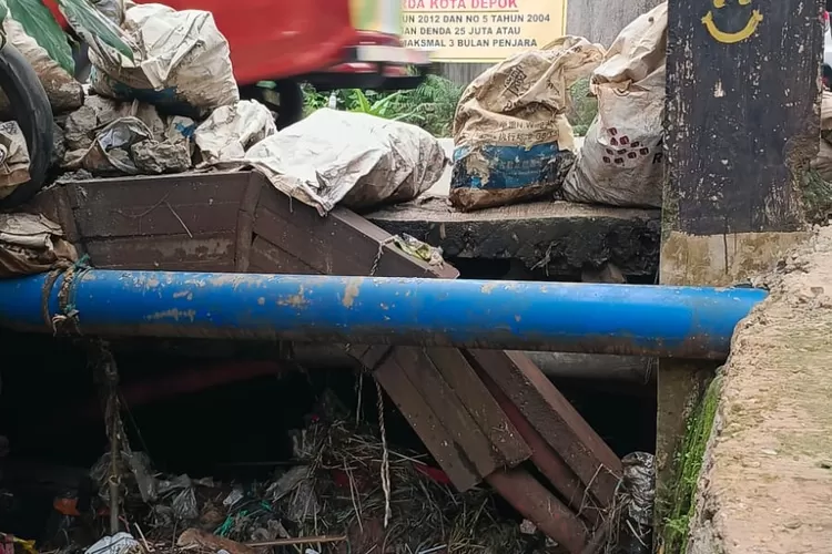 Kondisi tumpukan sampah di saluran air di Kota Depok. (Ali)