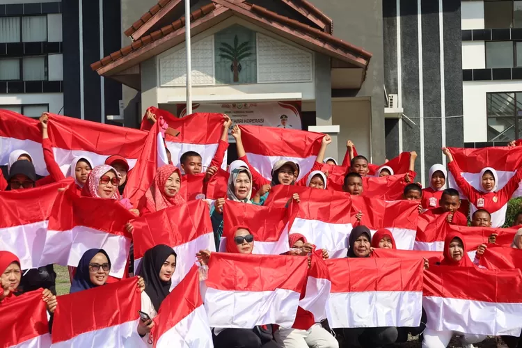 Pembagian bendera merah putih di wilayah Kabupaten Bogor. (Diskominfo)