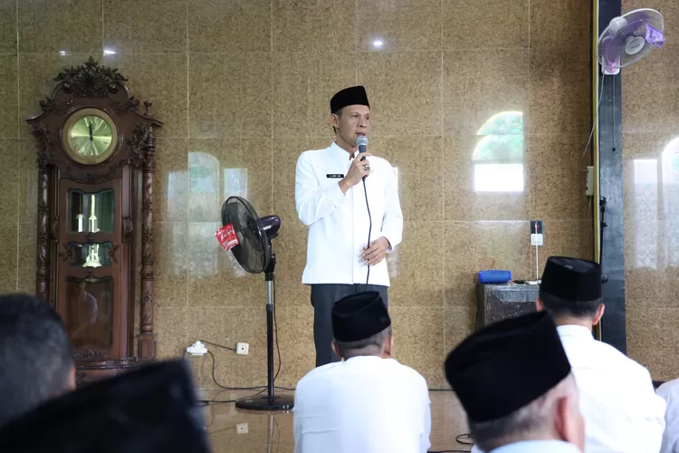 Wakil Bupati Bogor Jaro Ade saat Jumling di Masjid Jami Baiturrahman, Desa Dayeuh, Kecamatan Cileungsi, Kabupaten Bogor, Jumat, 1 Agustus 2025. (Diskominfo)
