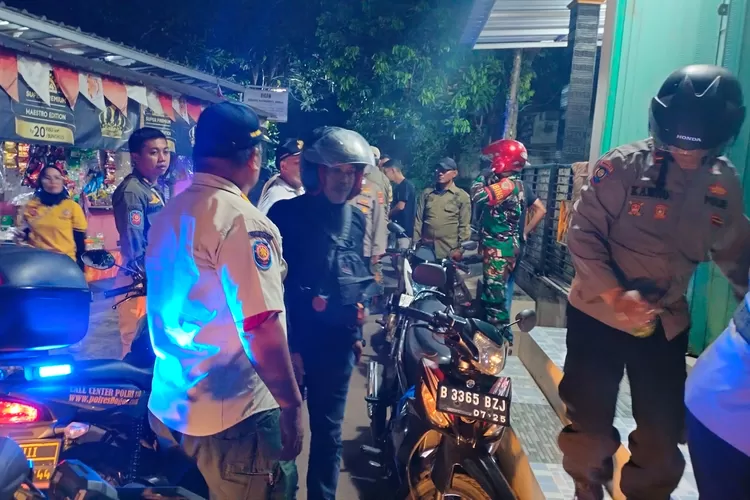 Tim Gabungan saat patroli jam malam pelajar di wilayah Ciseeng, Kabupaten Bogor. (Ist)