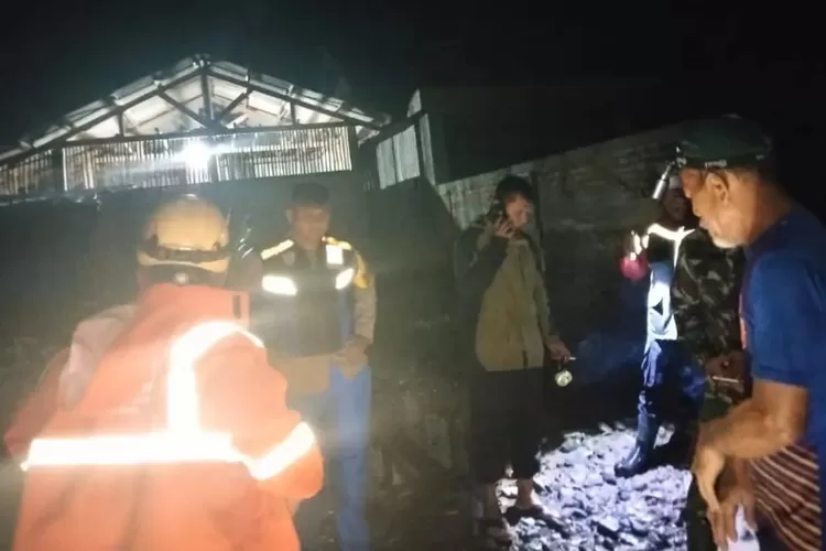 Petugas saat melakukan penanganan banjir di Kecamatan Parungkuda, Kabupaten Sukabumi. (UM)