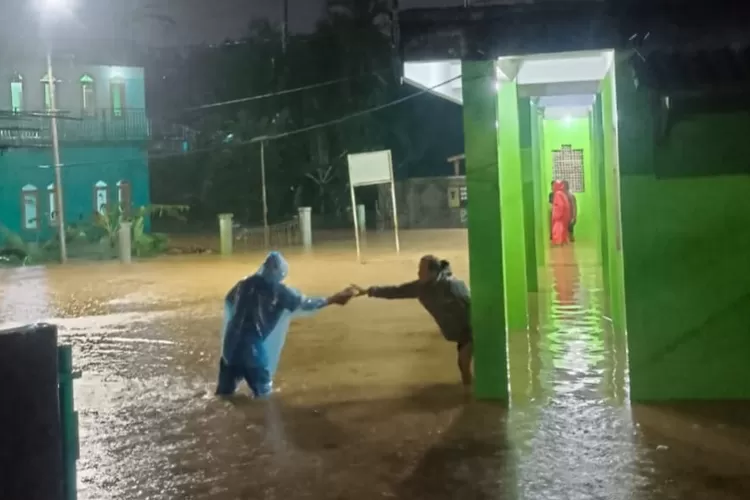 Banjir merendam dua kecamatan di Kabupaten Sukabumi imbas hujan yang terjadi sejak Minggu, 3 Agustus 2025. (UM)