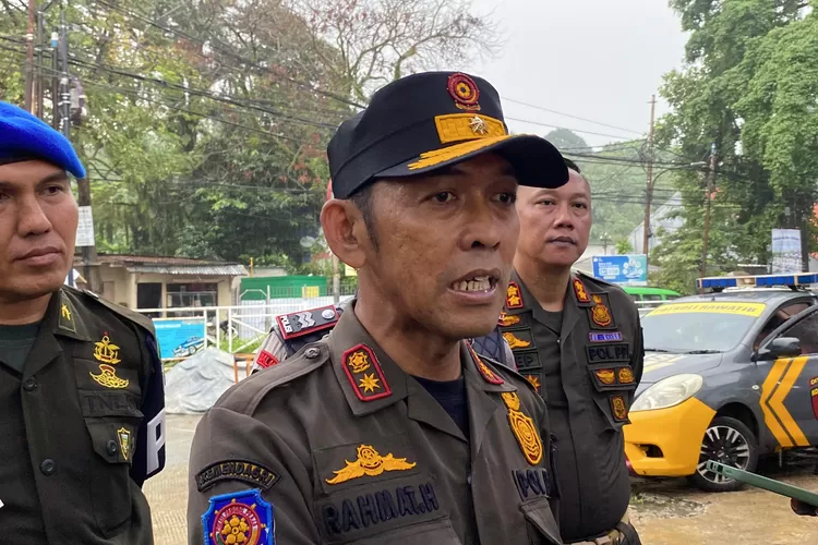 Plt Kepala Satpol PP Kota Bogor, Rahmat Hidayat memberikan keterangan terkait fenomena pengibaran bendera One Piece jelang HUT Kemerdekaan RI.  (Taufik Metropolitan)