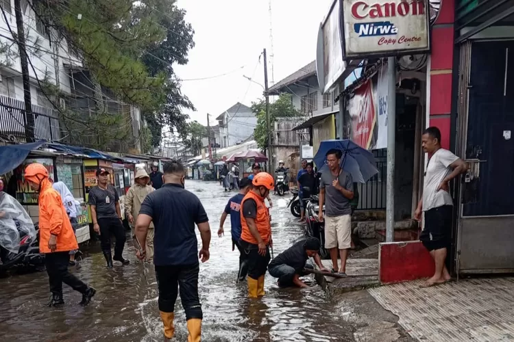 Banjir di sejumlah ruas jalan di Kota Sukabumi, Senin, 4 Agustus 2025. (UM)