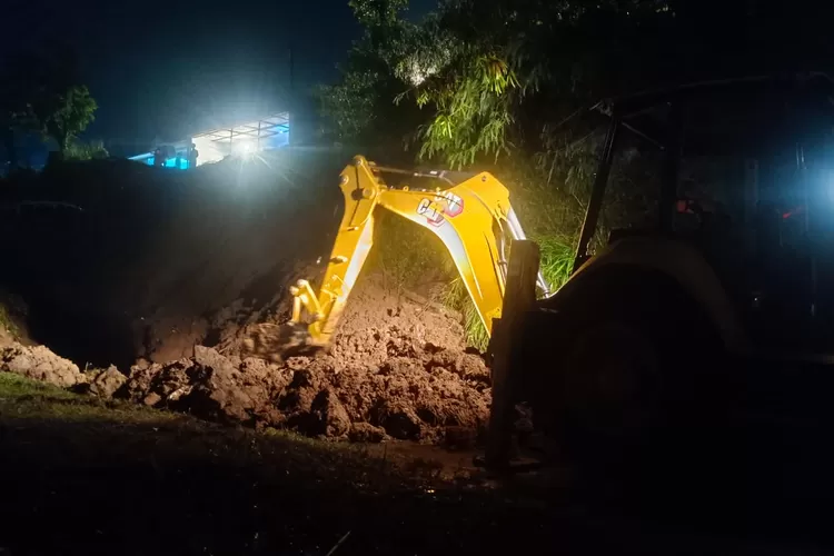 Proses pembersihan material longsor di Perumahan Bukit Citra Asri, Desa Mekarsari, Kecamatan Cicurug, Kabupaten Sukabumi. (UM)