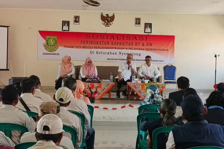 Wali Kota Sukabumi, Ayep Zaki memberikan sambutan dalam acara Sosialisasi Peningkatan Kapasitas RT/RW terkait Tata Kelola Administrasi dan Pelaporan Kependudukan di Kelurahan Nyomplong pada Rabu, 6 Agustus 2025. (UM Metropolitan)