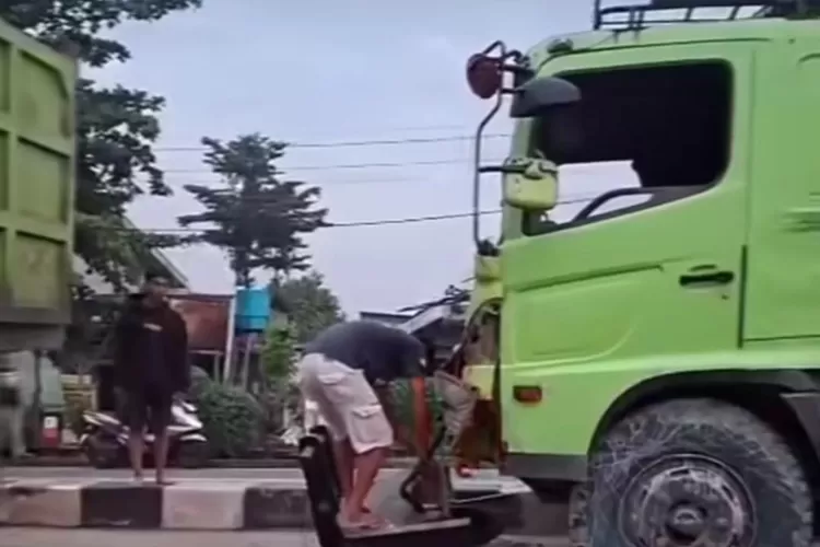 Tangkapan layar truk tambang yang terlibat kecelakaan beruntun di Jalan Raya Parung-Bogor, Kabupaten Bogor. 
