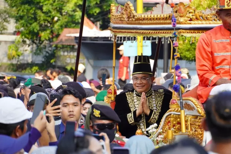 Bupati Pati Disoraki Warga Saat Kirab Hari Jadi. (Lambe Turah )