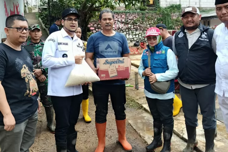 Wakil Wali Kota Sukabumi, Bobby Maulana saat memberikan bantuan bagi warga terdampak bencana di Kampung Ciseureuh.  (Usep Mulyana Metropolitan)