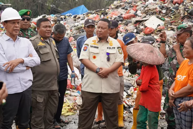 Wakil Bupati Bogor, Jaro Ade, turun langsung meninjau Tempat Pembuangan Akhir (TPA) Galuga di Kecamatan Cibungbulang. (Istimewa)
