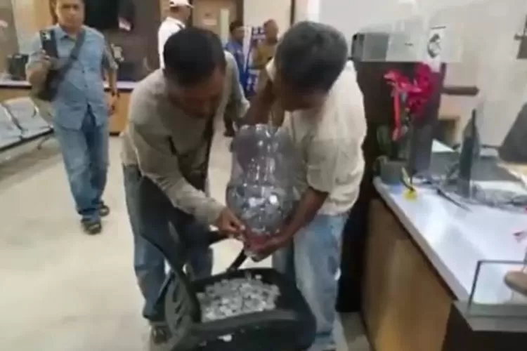 Warga Jombang Bayar PBB Pakai Uang Koin Segalon ( Lambe Turah)