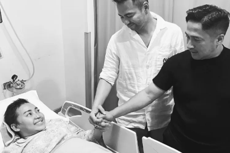 Mpok Alpa saat Dijenguk Raffi Ahmad dan Irfan Hakim. (Instagram)