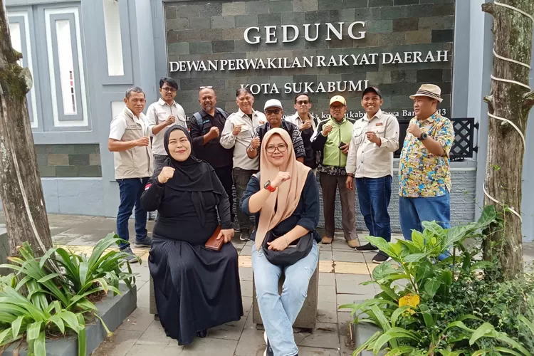 Sejumlah Ketua RW berswafoto usai mendatangi Gedung DPRD Kota Sukabumi buntut program P2RW dihapus Wali Kota Sukabumi, Ayep Zaki.  (Sofyan Zulfikar Metropolitan)