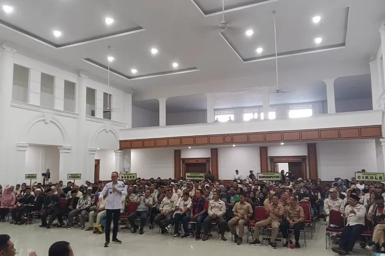Wali Kota Sukabumi, Ayep Zaki saat melakukan pertemuan dengan Ketua RW se-Kota Sukabumi.  (Sofyan Zulfikar Metropolitan)