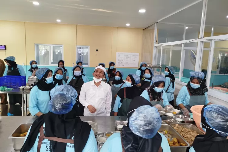 Bupati Purwakarta Saepul Bahri Binzein (Om Zein) saat mengunjungi dapur SPPG Desa Sempur, Senin 25 Agustus 2025. (Foto: Istimewa.)