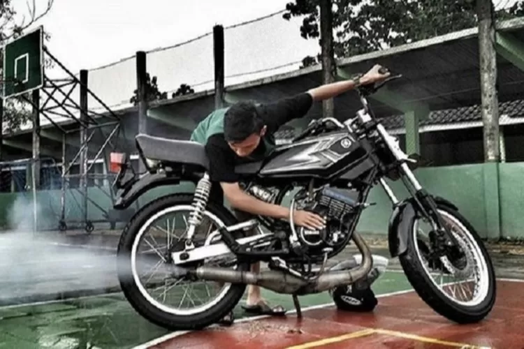 Simak selengkapnya mengenai alasan mengapa motor bermesin 2-tak selalu mengeluarkan asap. (@rxkingmodifikasi)