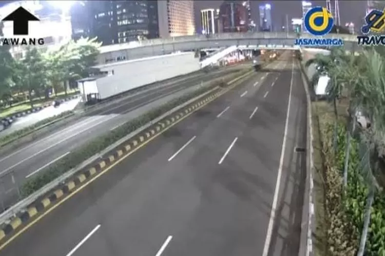 Suasana tol dalam kota yang ditutup sementara PT Jasa Marga pada Jumat (29/8) malam
