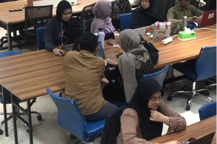 Serunya mahasiswa FISIP UNIDA ikut mendalami strategi penulisan artikel SEO friendly melalui KKL di Ivosights (ist)