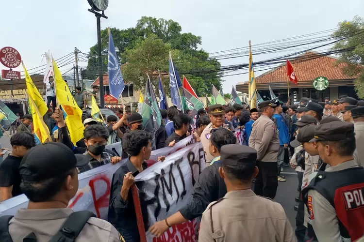 Aksi demo mahasiswa di Kota Bogor.  (Reza Metropolitan)