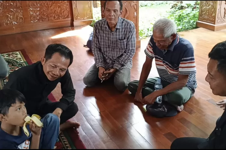 Bupati Purwakarta Saepul Bahri Binzein (Om Zein) sekolahkan Rafka seorang bocah yang ditemukan tertidur di pinggiran jalan perkotaan Purwakarta pada Rabu 3 September 2025. (Foto: Istimewa)